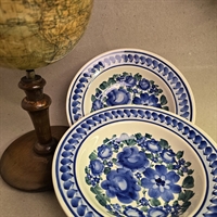 blå-blomsterede-dybe-fajance-tallerkner-gamle